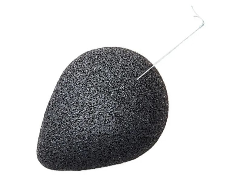 Натуральный спонж &laquo;Конняку&raquo; для лица с древесным углём Purito Bamboo Charcoal Konjac Sponge M1290 фото